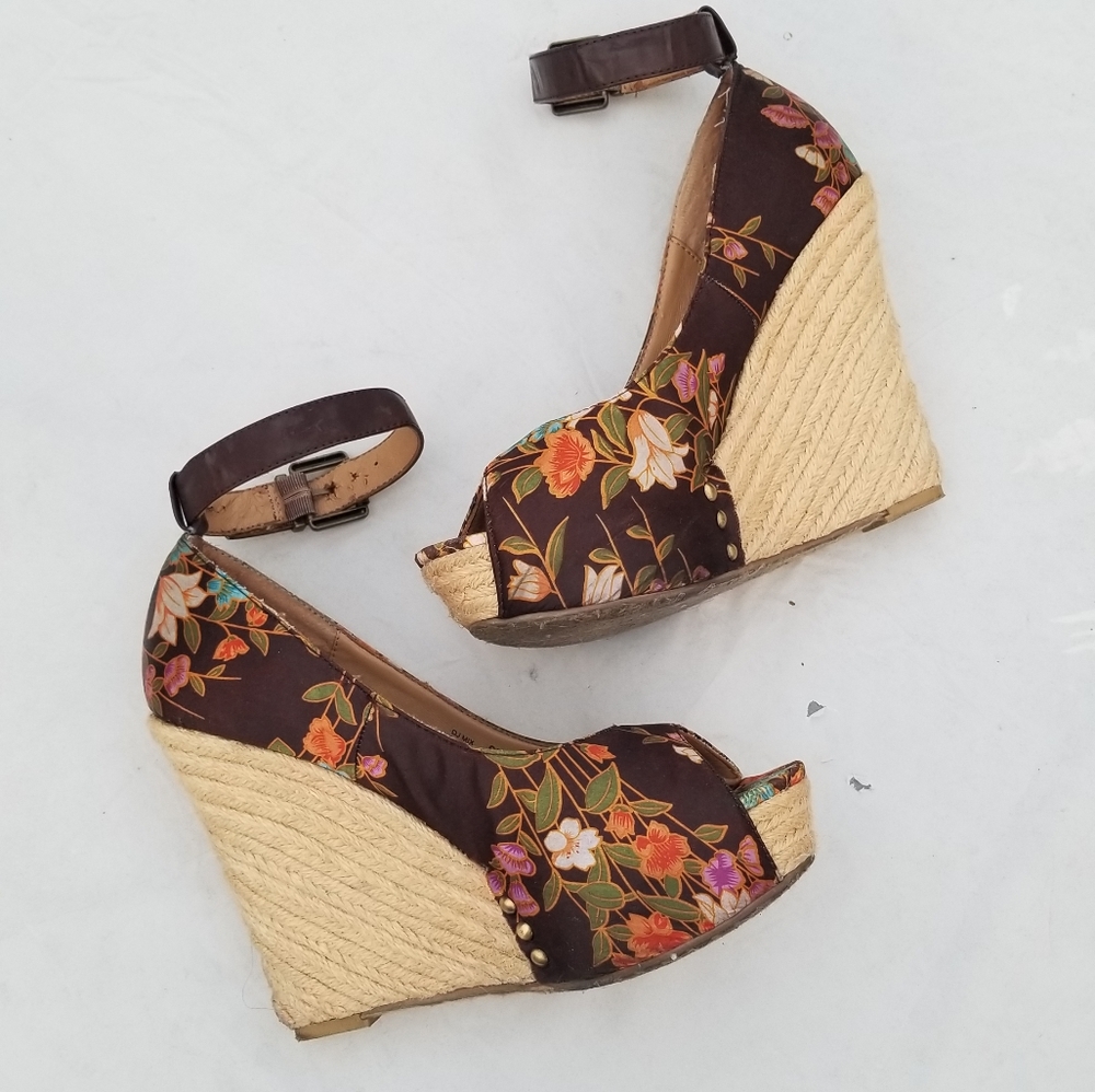 Chinese Laundry Floral satin ankle strap Peekaboo Size 8 wedges